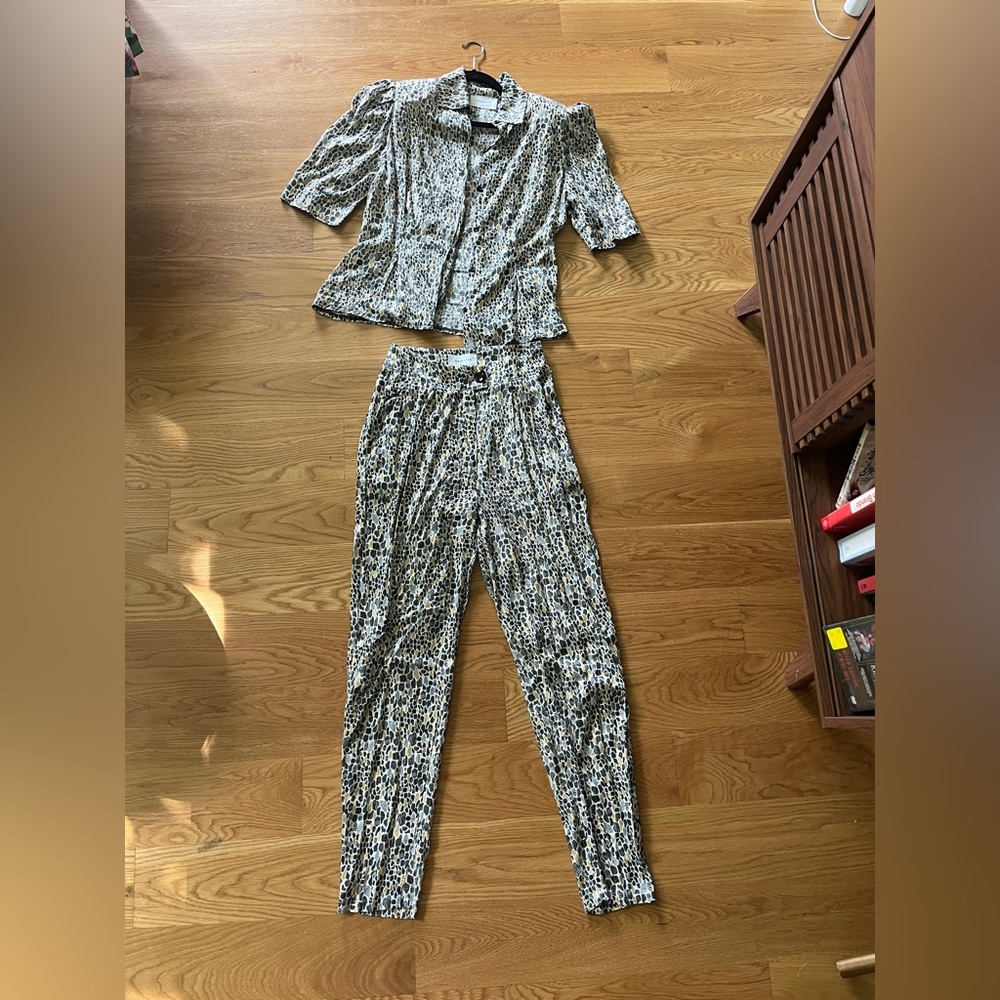 Gorgeous Modern Top and Pants Set Guillain brand